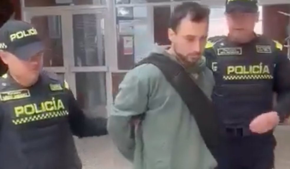 Turista que agredió a policía en El Dorado es un boxeador en tratamiento de desintoxicación  En la mañana de este martes se presentó una fuerte agresión por parte de un ciudadano canadiense en contra de un uniformado de la Policía al interior del aeropuerto El Dorado. Ante la mirada de varios pasajeros, el turista extranjero golpeó brutalmente al uniformado que, a pesar de las agresiones, lo único que hizo ante tal atropello fue defenderse.