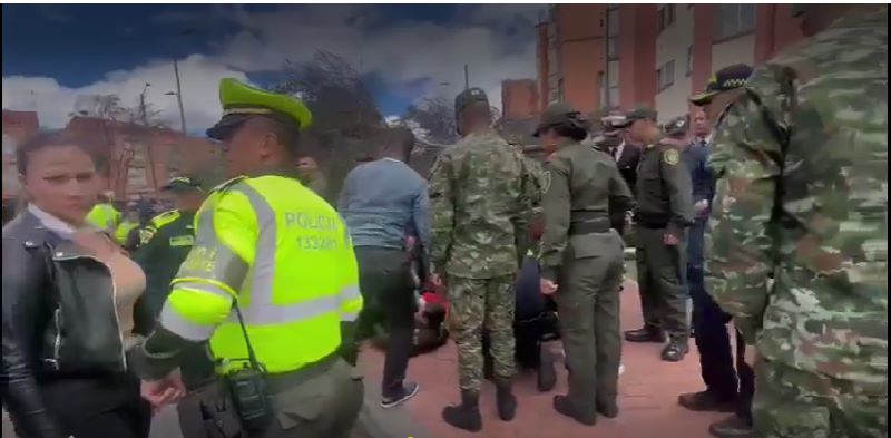 Un árbol le cayó encima a unos policías durante el desfile del 20 de julio 1 Un árbol le cayó encima a unos policías durante el desfile del 20 de julio Durante los desfiles realizados este jueves en la Avenida Boyacá para conmemorar el grito de independencia, se presentó un accidente en el que dos auxiliares de Policía resultaron heridos luego de que un árbol les cayera encima.