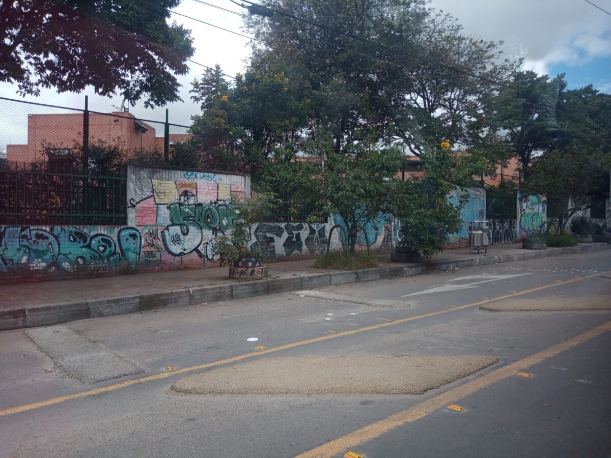 Hallan pareja baleada al interior de un carro en Ciudad Bolívar 1 Hallan pareja baleada al interior de un carro en Ciudad Bolívar Los habitantes del Arborizadora Baja, en Ciudad Bolívar, no salen del asombroso luego del hallazgo que se registró en un carro, donde yacían heridos de bala un hombre y una mujer.