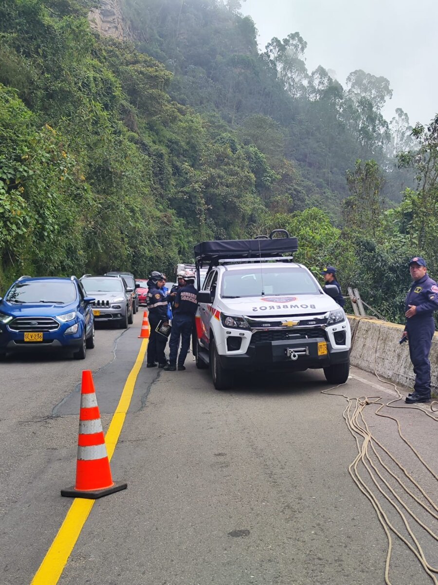Una persona se lanzó del Salto del Tequendama, la vía Mesitas-Soacha se encuentra bloqueada 2 Una persona se lanzó del Salto del Tequendama, la vía Mesitas-Soacha se encuentra bloqueada Las autoridades de tránsito reportaron el cierre de la vía Soacha-Mesitas debido al rescate del cuerpo de una persona que se lanzó al vacío el pasado 25 de junio en el Salto del Tequendama. La movilidad en este sector se ha visto bastante afectada, por lo que hay una gran congestión vehicular en ambos sentidos de la vía.