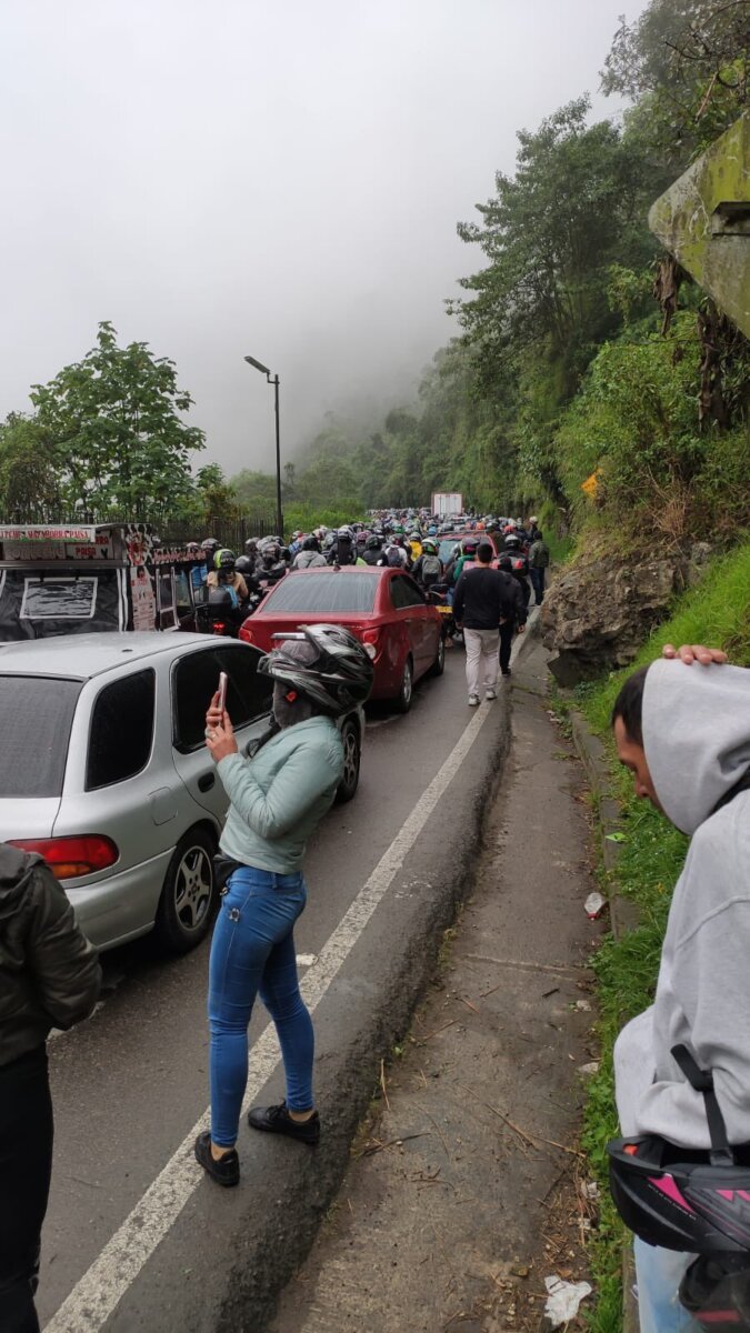 Una persona se lanzó del Salto del Tequendama, la vía Mesitas-Soacha se encuentra bloqueada 1 Una persona se lanzó del Salto del Tequendama, la vía Mesitas-Soacha se encuentra bloqueada Las autoridades de tránsito reportaron el cierre de la vía Soacha-Mesitas debido al rescate del cuerpo de una persona que se lanzó al vacío el pasado 25 de junio en el Salto del Tequendama. La movilidad en este sector se ha visto bastante afectada, por lo que hay una gran congestión vehicular en ambos sentidos de la vía.