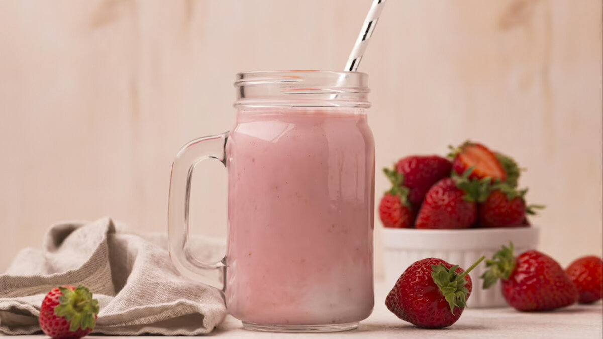 Súmese al estilo 'Barbie' y aprenda a preparar una receta en 'modo rosa' Con el estreno de la película ‘Barbie’ todo el mundo se ‘pinta de rosa’, así que en la receta de hoy no nos quedamos atrás y traemos una preparación rosada donde la fresa es protagonista.