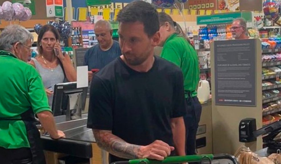 Vieron a Messi mercando en chanclas y fue la sensación en redes sociales 9 Vieron a Messi mercando en chanclas y fue la sensación en redes sociales Impresionados están los usuarios en redes sociales después de ver las imágenes del futbolista argentino Lionel Messi mercando en chanclas.