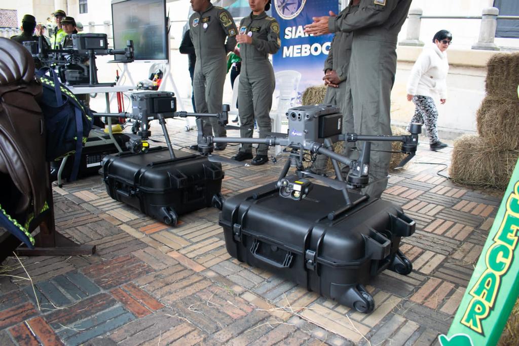 Estos son los nuevos equipos implementados por la Policía para combatir la delincuencia en Bogotá 2 Estos son los nuevos equipos implementados por la Policía para combatir la delincuencia en Bogotá La Alcaldía Mayor y la Secretaría de Seguridad pusieron a disposición de la Policía Metropolitana de Bogotá, 5 elementos especiales para facilitar su desempeño y agilizar la respuesta en materia de prevención y contención del delito.