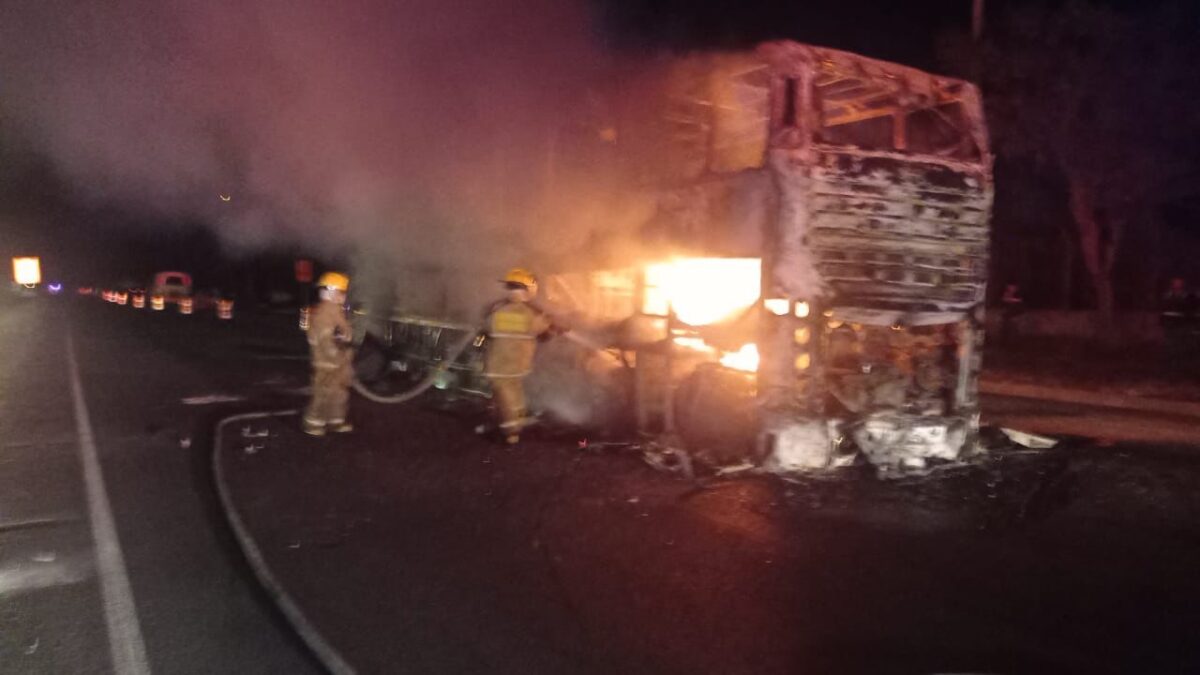Un bus con 59 pasajeros se incendió mientras cubría la ruta Bogotá-Cali