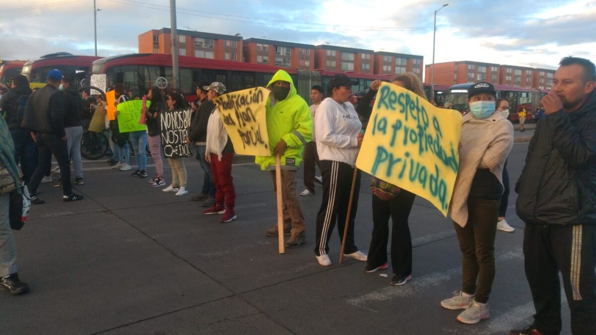 A esta hora se presentan bloqueos en el Portal Américas por manifestaciones 1 A esta hora se presentan bloqueos en el Portal Américas por manifestaciones TransMilenio dejó de operar en el Portal Américas, Patio Bonito y Biblioteca Tintal.