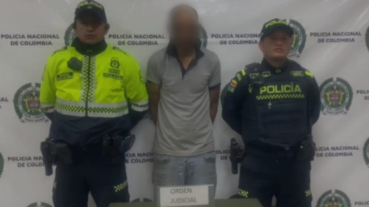 Policía capturó a alias 'El Coco', presunto asesino de la mujer hallada en el humedal Tibanica Alias 'El Coco' sería uno de los presuntos responsables del asesinato de una mujer, quien fue hallada en el humedal Tibanica el pasado viernes 23 de junio con heridas ocasionadas con un arma cortopunzante.