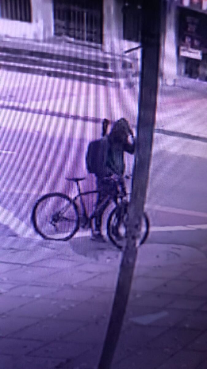 Misteriosa desaparición del profe de tenis Edwin Pineda en Suba Edwin Samuel Pineda es un hombre de 37 años que trabaja como profesor de la Liga de Tenis de Bogotá y desapareció en extrañas condiciones el domingo 23 de julio cuando salió de su casa en el barrio Portal de las Mercedes, en la localidad de Suba y se dirigía a su trabajo en el Parque Nacional.