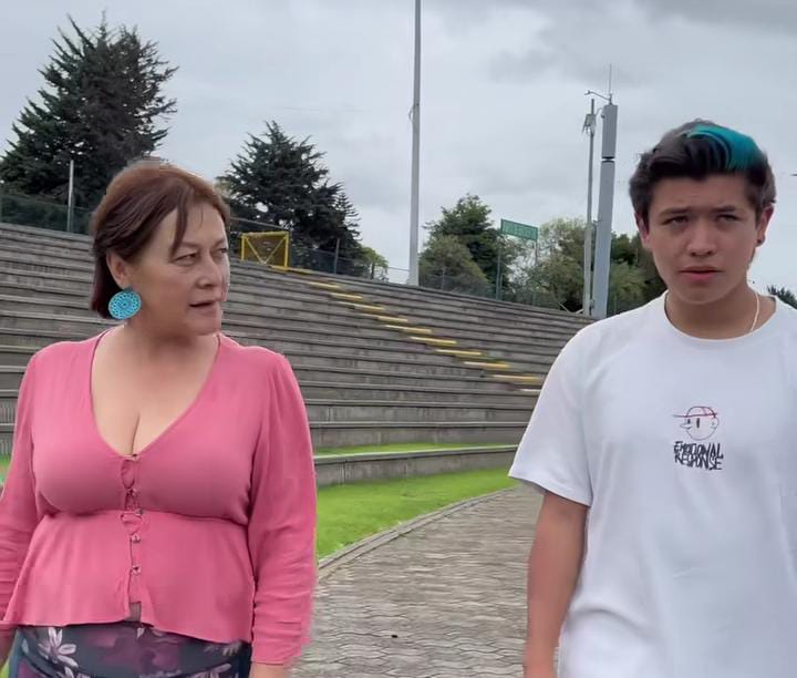 Le dan palo a Alina Lozano y Jim Velásquez por fingir accidente 3 Le dan palo a Alina Lozano y Jim Velásquez por fingir accidente Alina Lozano y Jim Velásquez fueron fuertemente criticados por fingir haber sufrido un accidente de tránsito.