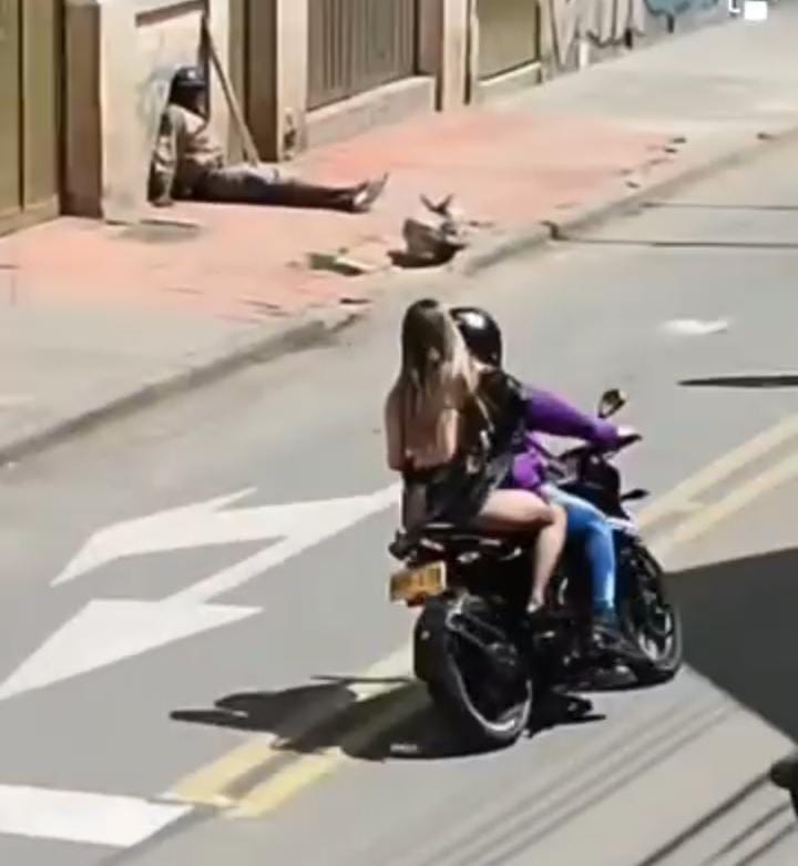 Ligerita de ropa, amante huyó en una moto tras ser descubierta 1 Ligerita de ropa, amante huyó en una moto tras ser descubierta En video quedó registrado el momento en el que una amante huye tras ser descubierta. Lo más curioso es que sale muy ligerita de ropa. Vea el video aquí.
