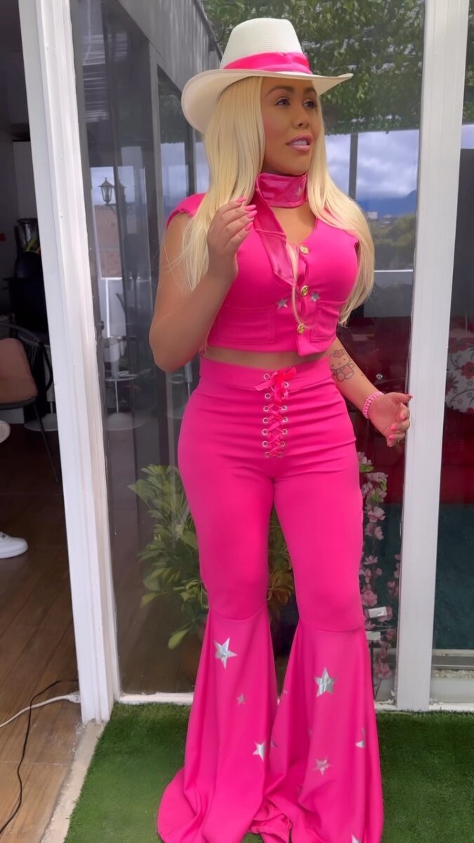 Yina Calderón sorprende con su pinta para ir al estreno de ‘Barbie’ 1 Yina Calderón sorprende con su pinta para ir al estreno de ‘Barbie’ La influenciadora y empresaria Yina Calderón no deja de sorprender con cada una de sus excentricidades y aprovechando que este jueves 20 de julio se estrenó en Colombia la película de 'Barbie', decidió disfrazarse de la icónica muñeca de Mattel.