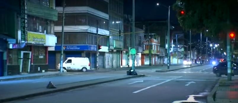¡Los robos no paran! Nuevo atraco masivo en un bus del Sitp 2 ¡Los robos no paran! Nuevo atraco masivo en un bus del Sitp Cuatro sujetos robaron a pasajeros que se movilizaban en un bus del Sitp por el sector de Hayuelos, en Fontibón.