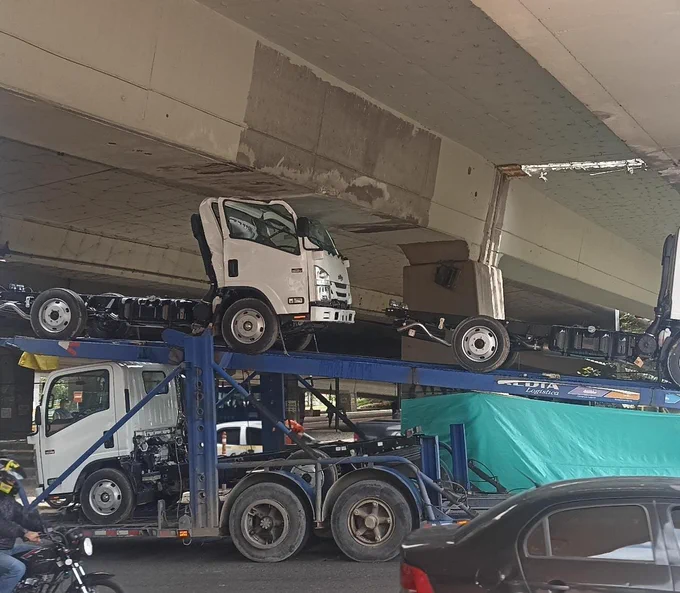 Un error de cálculo salió caro, tractocamión chocó contra puente de la Av. Boyacá