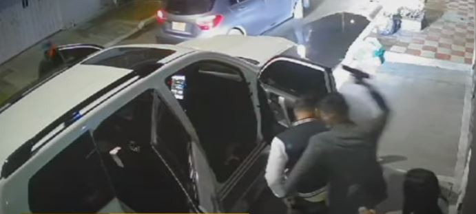 Ladrones se están disfrazando de recicladores para robar a comerciantes en el Ricaurte 3 Balacera entre la Policía y unos bandidos que hurtaron una camioneta en Kennedy