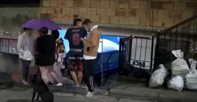 Un carro se deslizó por una pendiente y atravesó una casa en San Cristóbal