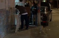 Estrelló su carro contra el garaje para que no se lo robaran El conductor del vehículo prefirió estrellarlo contra su garaje para que los ladrones no se lo llevaran.