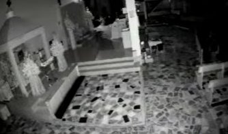 EN VIDEO: Nuevo hurto en iglesia de Kennedy 1 EN VIDEO: Nuevo hurto en iglesia de Kennedy En video quedó registrado el momento en el que un ladrón ingresa a la parroquia Santo Tomás Moro, en Kennedy y hurta la limosna y un computador.