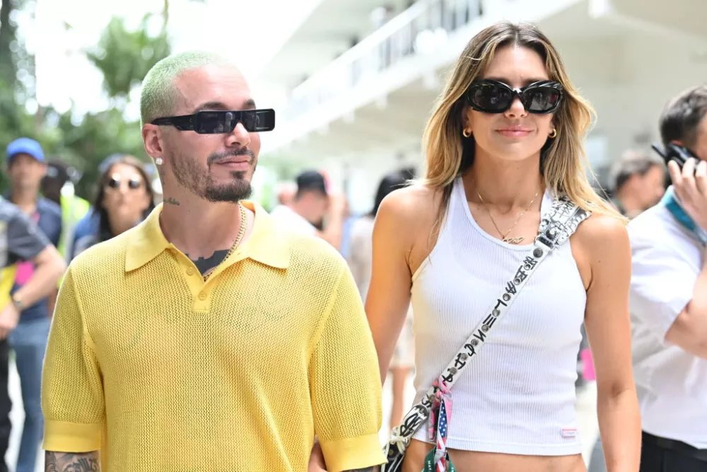 J Balvin dejó ver más de la cuenta con roto en su pantalón: sus fans enloquecieron Al famoso J Balvin se le rompió el pantalón en pleno concierto. A pesar del pequeño accidente, el cantante reaccionó de manera divertida.