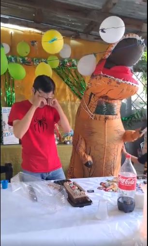 Hombre le preparó fiesta de cumpleaños a su hijo, pero la mamá no lo dejó ir 1 Hombre le preparó fiesta de cumpleaños a su hijo, pero la mamá no lo dejó ir