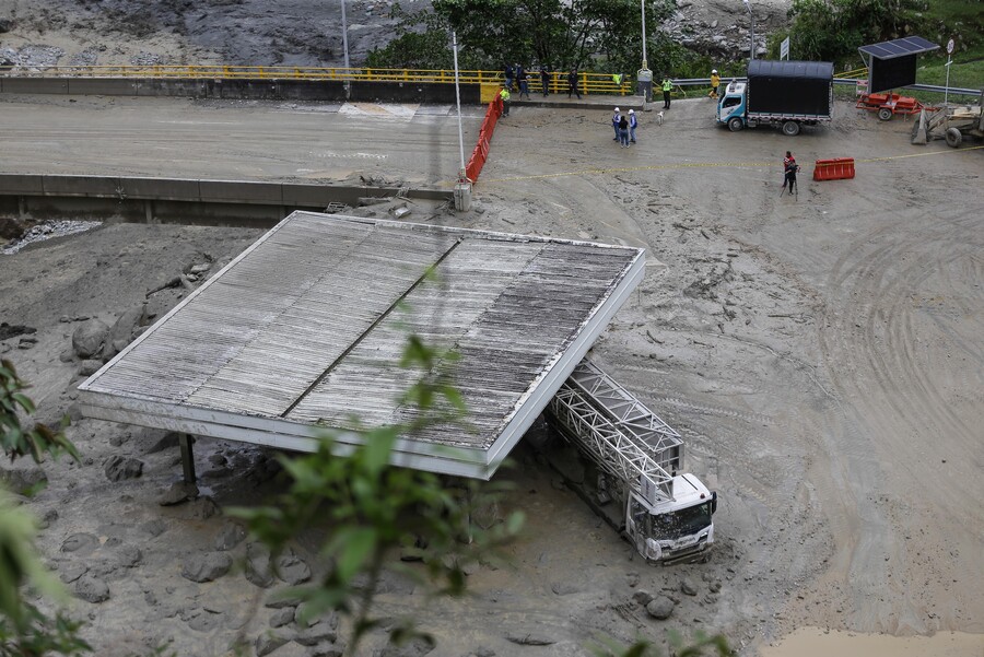 Hasta tres semanas podría estar cerrada la vía Bogotá-Villavicencio por avalancha en Quetame 1 Hasta tres semanas podría estar cerrada la vía Bogotá-Villavicencio por avalancha en Quetame El cierre de la calzada se realizará para poder reparar dos puentes que resultaron afectados por cuenta de la avalancha que tiene bloqueado el paso en la vía Bogotá-Villavicencio.