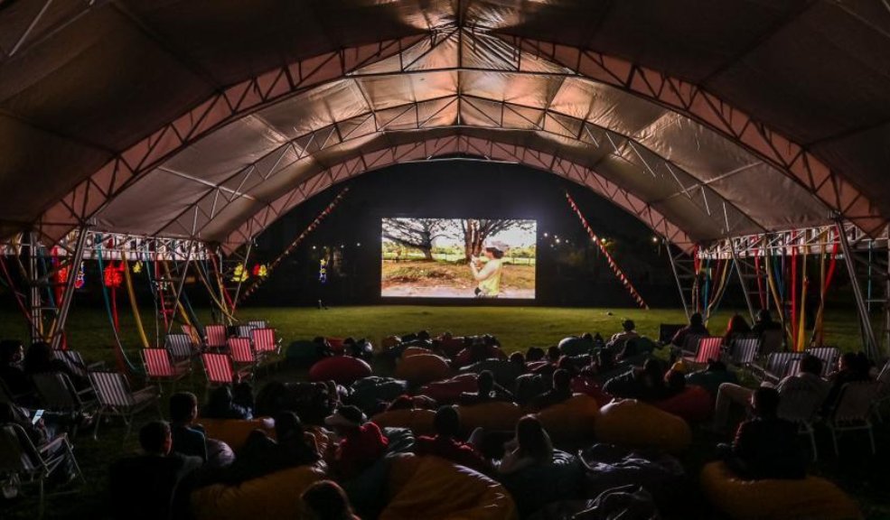 ¡Y será gratis! Cinemateca al Parque llegará a seis localidades de Bogotá 8 ¡Y será gratis! Cinemateca al Parque llegará a seis localidades de Bogotá Teusaquillo será la primera parada de la Cinemateca al Parque, la cual tendrá actividades gratis para los miembros de toda la familia. ¡A programarse!