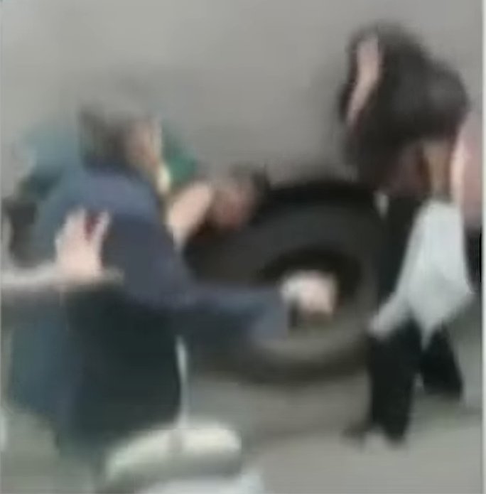 ¡Cansados de la situación! Intentaron linchar a ladrón en Puente Aranda 1 ¡Cansados de la situación! Intentaron linchar a ladrón en Puente Aranda La comunidad del barrio Salazar Gómez, en Puente Aranda, aseguró que desde que se iniciaron las obras en la Avenida Carrera 68, se dispararon los hurtos por la zona, sin importar la hora.