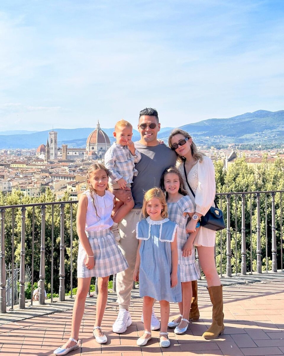 Falcao, cada vez más cerca de Millonarios. Estuvo mirando casa en Chía En las últimas horas se conoció que Radamel Falcao García y Millonarios se reunieron para hablar soobre un futuro fichaje. Según fuentes, el delantero samario está interesado.