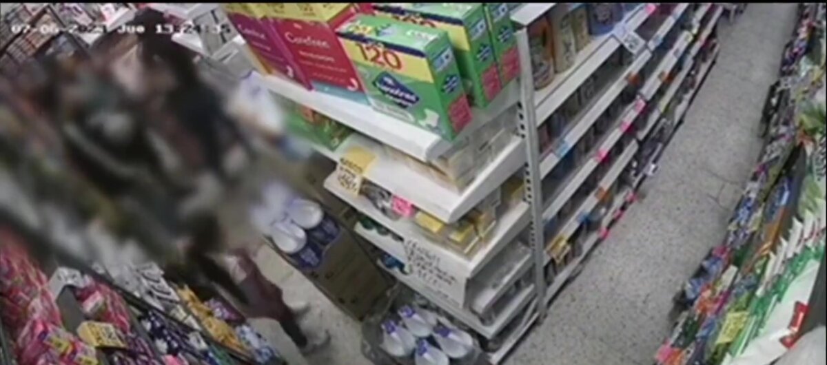 ¡El colmo! Una pareja utilizó a sus hijos para robar un supermercado en Suba 2 ¡El colmo! Una pareja utilizó a sus hijos para robar un supermercado en Suba Durante la noche de este jueves 6 de julio se presentó una situación que indignó a la comunidad del barrio Villa María de la localidad de Suba, pues una pareja entró junto con sus hijos a un supermercado del sector para robar algunos productos del local comercial.