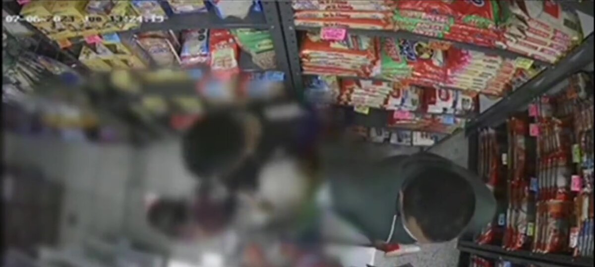 ¡El colmo! Una pareja utilizó a sus hijos para robar un supermercado en Suba 1 ¡El colmo! Una pareja utilizó a sus hijos para robar un supermercado en Suba Durante la noche de este jueves 6 de julio se presentó una situación que indignó a la comunidad del barrio Villa María de la localidad de Suba, pues una pareja entró junto con sus hijos a un supermercado del sector para robar algunos productos del local comercial.