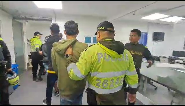 ¡Hasta hirieron a una abuelita!: 4 adultos y un menor fueron capturados en flagrancia mientras robaban una tienda Una mujer, tres hombres y un menor fueron capturados por las autoridades cuando robaban una tienda en el barrio Alcázares Norte, e incluso la emprendieron a golpes contra una mujer de la tercera edad que a esa hora se encontraba en el establecimiento.