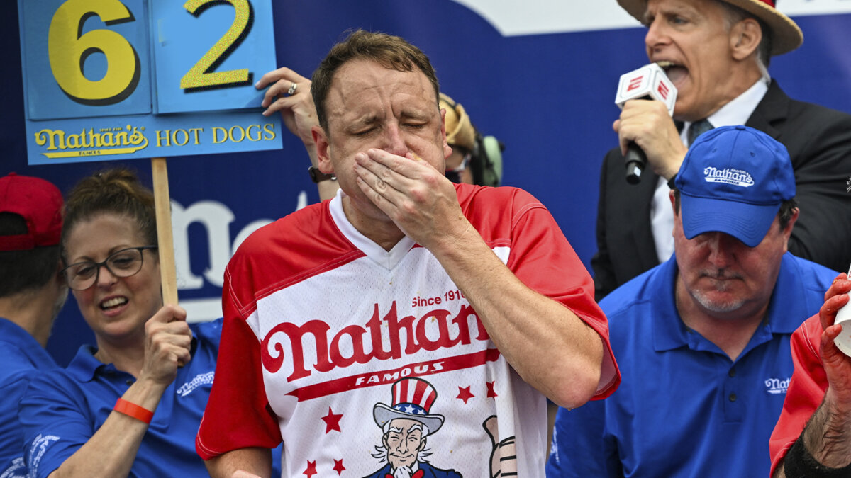 ¡Impresionante! El Rey del hot dog se comió 62 perros calientes en 10 minutos Joey Chestnut, de 39 años, salta a la escena una vez más buscando seguir haciendo historia: nadie puede comer tantos hot dogs como él.