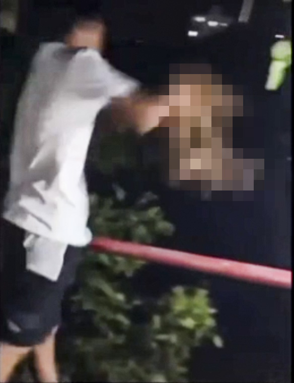 ¡Inaudito! Jóvenes lanzaron desde el balcón a un perrito para que nadara en el mar 1 ¡Inaudito! Jóvenes lanzaron desde el balcón a un perrito para que nadara en el mar En video quedó registrado el momento en el que un grupo de jóvenes lanzan desde un balcón a un perrito para que aprenda a nadar en el mar.