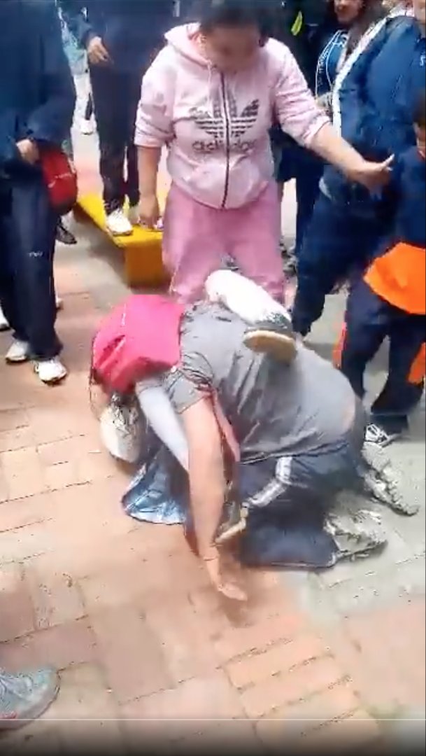 ¡Lamentable! Dos niñas de un colegio de Bosa se "agarraron de las mechas" en plena calle 1 ¡Lamentable! Dos niñas de un colegio de Bosa se "agarraron de las mechas" en plena calle En las últimas horas, se ha hecho viral el video de una brutal pelea entre dos estudiantes del Colegio Distrital José Francisco Socarras, ubicado a la altura de la Calle 66 con Carrera 66, en la localidad de Bosa, en las imágenes se ve cómo ante la mirada de varios testigos, dos menores de edad se agreden en plena calle, lo que más causa indignación de la escena es que al parecer, una de las madres de las niñas implicadas habría incitado la pelea.