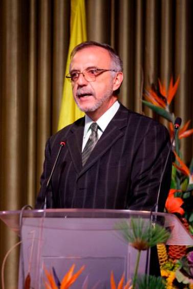 El Ministro de Defensa se excusó por decir que el secuestro de la sargento fue por imprudente El ministro de Defensa, Iván Velásquez, explicó que no tuvo la intención de desconocer la responsabilidad que tiene el Eln en el secuestro de una sargento y sus dos hijos en Arauca, cuando afirmó que pudo haber una imprudencia por parte de ella al movilizarse sola por una zona en la que se conoce la presencia de miembros de esa organización.