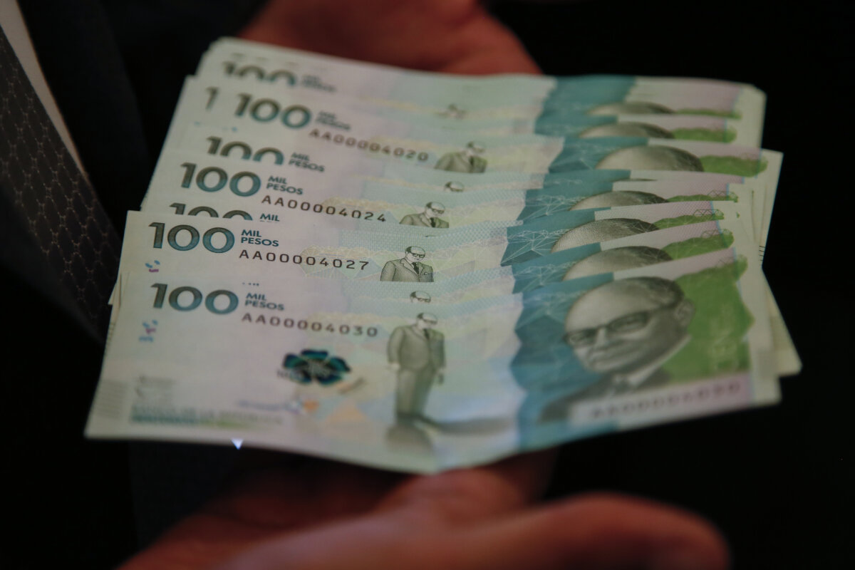 ¡No se deje engañar! Así podrá identificar un billete de 100 mil falso 1 ¡No se deje engañar! Así podrá identificar un billete de 100 mil falso La circulación de un lote de billetes de 100.000 mil pesos falsos tiene bajo alerta a los comerciantes y tenederos en el país. Así podrá identificarlos.