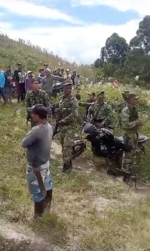 ¡Tragedia! Niña de 4 años murió en medio de enfrentamientos entre el Ejército y las Farc En medio de enfrentamientos registrados este miércoles en zona rural de la Plata(Huila) entre el Ejército y las disidencias de las Farc, una niña de tan solo 4 años falleció.