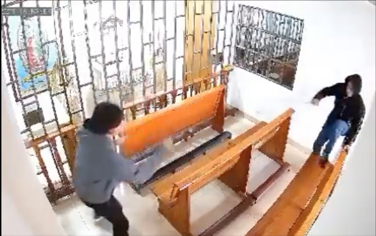 ¡Ya no se puede rezar en paz! Delincuente amenazó a un hombre en una iglesia de Kennedy La inseguridad atacó nuevamente en las calles de Kennedy, esta vez en el barrio Timiza se produjo un hecho que provocó indignación entre los capitalinos, pues un delincuente irrumpió dentro de la capilla Santo Tomás Moro y amenazó a un feligrés que se encontraba rezando.