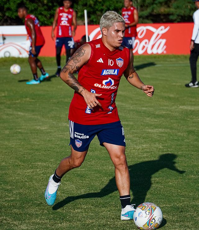 ¿Problemas con el 'Bolillo' Gómez? Juan Fernando Quintero dejaría el Junior El presidente del Junior de Barranquilla, Fuad Char, confirmó que Juan Fernando Quintero pidió salir del equipo 'Tiburón'. Todo apuntaría a diferencias con el actual entrenador, Hernán Darío 'Bolillo' Gómez.
