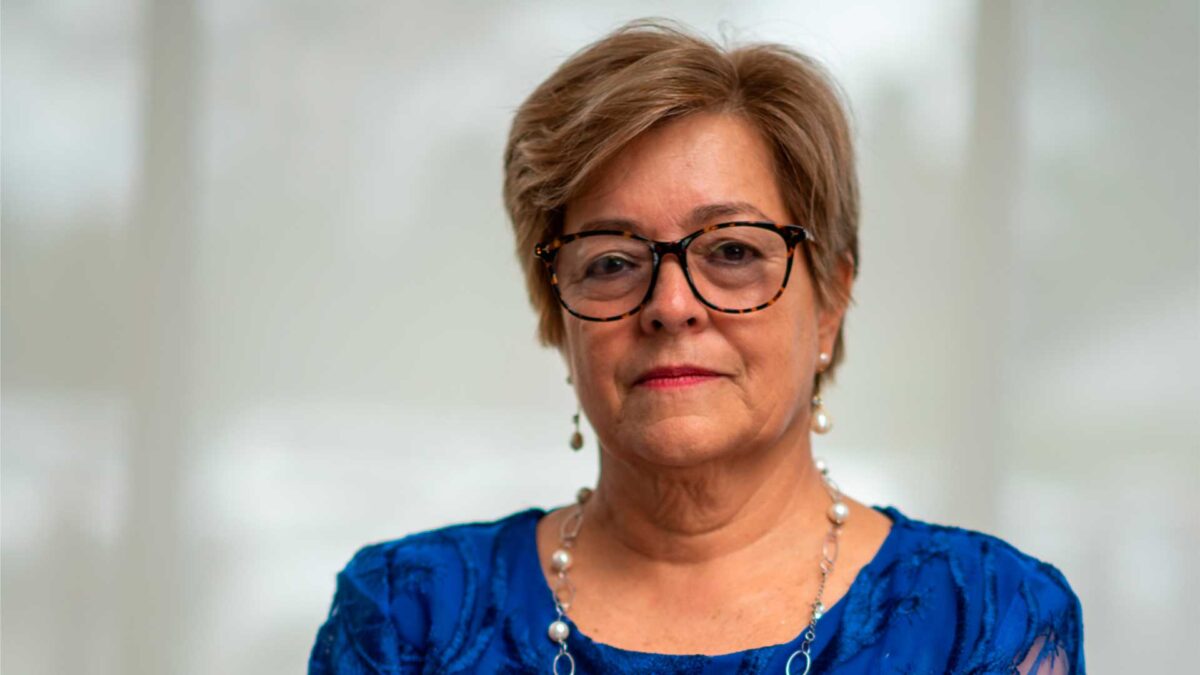 Las polémicas que tienen a la ministra Irene Vélez en la cuerda floja 4 Las polémicas que tienen a la ministra Irene Vélez en la cuerda floja La ministra Irene Vélez saldría de su cargo todo por los escándalos en los que se ha visto envuelta, no solo por los favorecimientos a sus allegados en contratos, sino también por la salida del país de su hijo. Les contamos: