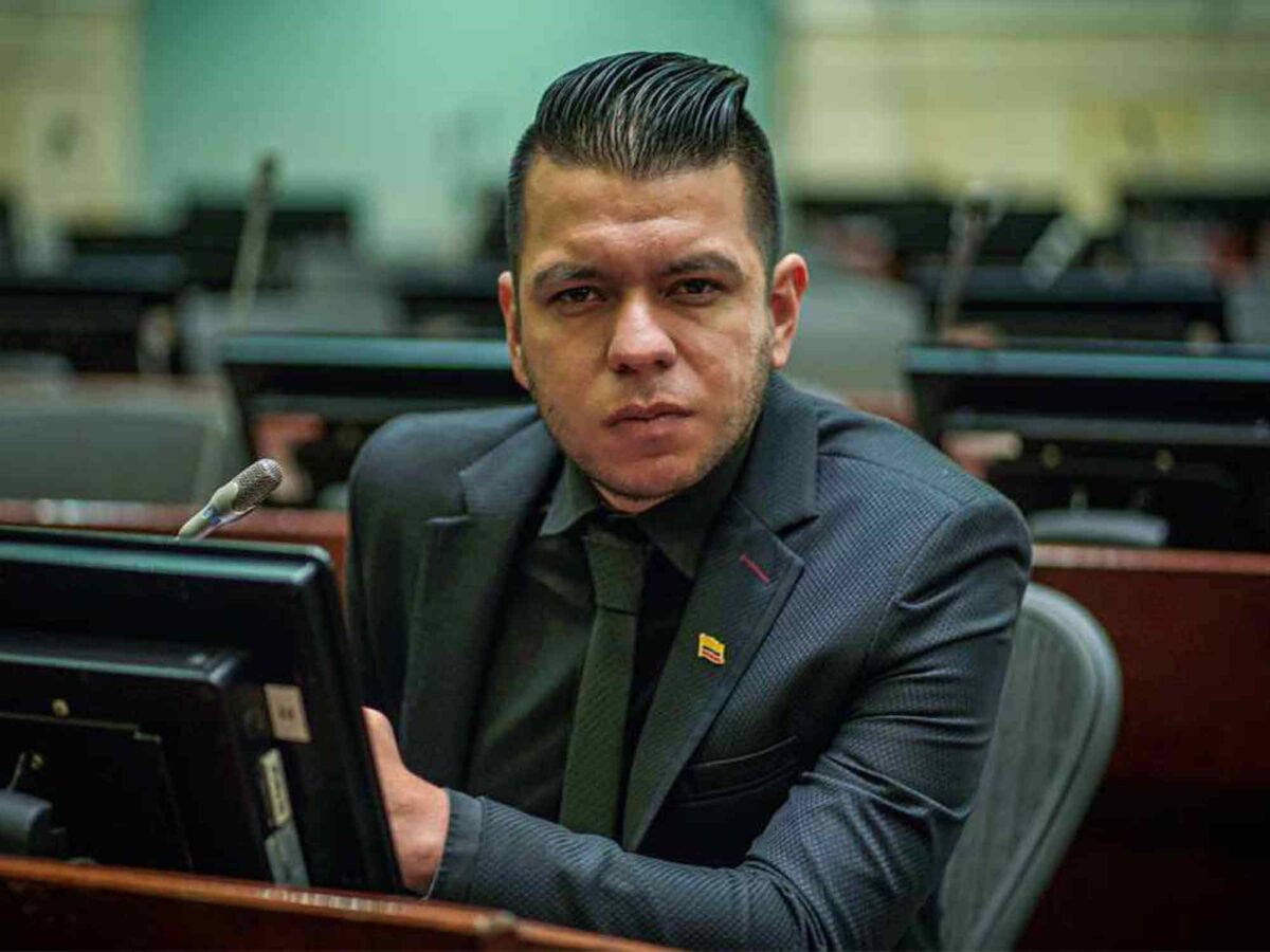 Las polémicas que tienen a la ministra Irene Vélez en la cuerda floja 2 Las polémicas que tienen a la ministra Irene Vélez en la cuerda floja La ministra Irene Vélez saldría de su cargo todo por los escándalos en los que se ha visto envuelta, no solo por los favorecimientos a sus allegados en contratos, sino también por la salida del país de su hijo. Les contamos:
