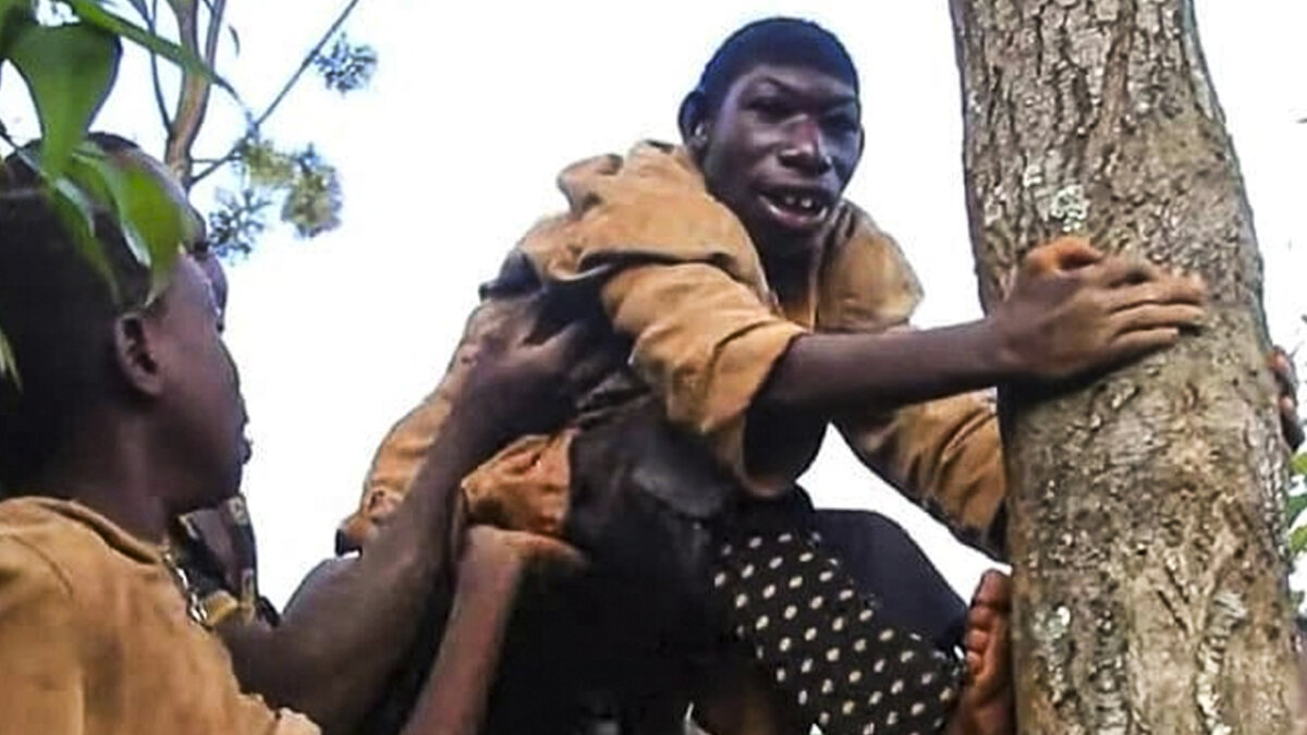 ‘El Niño de la Selva’ que conmueve al mundo 2 ‘El Niño de la Selva’ que conmueve al mundo Por su aspecto físico, Zanziman Ellie, un joven de Ruanda (África), ha tenido que soportar toda clase de comentarios malintencionados, al punto de ser llamado despectivamente ‘mono’.