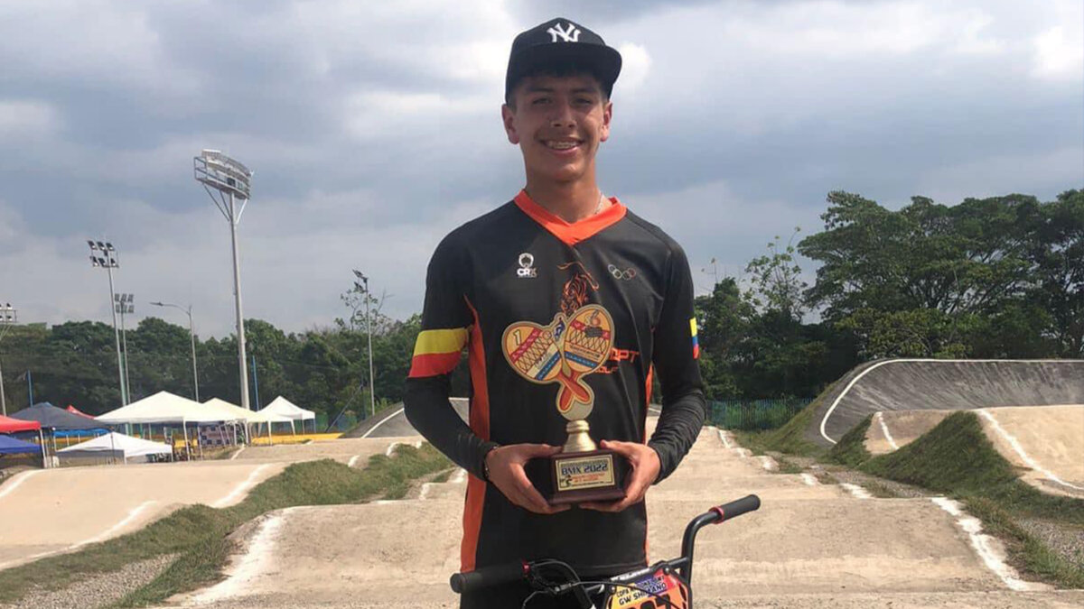 ‘Juanca’ busca apoyo para correr su Mundial  Juan Camilo Morales tiene apenas 15 años, pero más de la mitad de su vida la ha dedicado al bicicrós, una disciplina que comenzó siendo su pasatiempo y luego se convirtió en su carrera. Tal es el talento y la pasión que este bogotano le tiene a dicho deporte, que hoy en día es uno de los mejores en la categoría 16 años en el país. Ahora sueña con llegar a unos Juegos Olímpicos para seguir los pasos de sus dos referentes: la 'Reina del BMX', Mariana Pajón, y el doble medallista Carlos Ramírez.