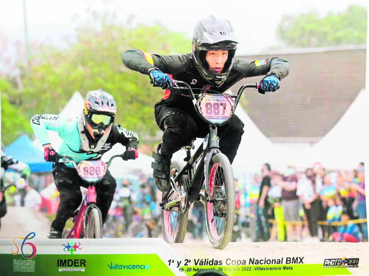 ‘Juanca’ busca apoyo para correr su Mundial  Juan Camilo Morales tiene apenas 15 años, pero más de la mitad de su vida la ha dedicado al bicicrós, una disciplina que comenzó siendo su pasatiempo y luego se convirtió en su carrera. Tal es el talento y la pasión que este bogotano le tiene a dicho deporte, que hoy en día es uno de los mejores en la categoría 16 años en el país. Ahora sueña con llegar a unos Juegos Olímpicos para seguir los pasos de sus dos referentes: la 'Reina del BMX', Mariana Pajón, y el doble medallista Carlos Ramírez.