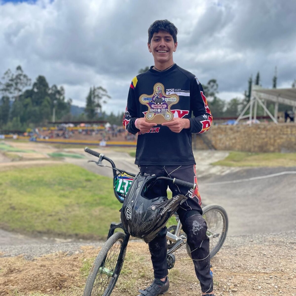 ‘Juanca’ busca apoyo para correr su Mundial  Juan Camilo Morales tiene apenas 15 años, pero más de la mitad de su vida la ha dedicado al bicicrós, una disciplina que comenzó siendo su pasatiempo y luego se convirtió en su carrera. Tal es el talento y la pasión que este bogotano le tiene a dicho deporte, que hoy en día es uno de los mejores en la categoría 16 años en el país. Ahora sueña con llegar a unos Juegos Olímpicos para seguir los pasos de sus dos referentes: la 'Reina del BMX', Mariana Pajón, y el doble medallista Carlos Ramírez.