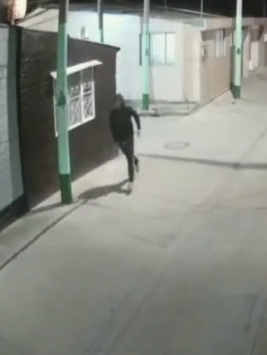 Mujer fue víctima de los ladrones cuando salía de su casa en Engativá Una mujer fue la más reciente víctimas de dos ladrones en el barrio Santa Rosita, de Engativá, y quienes luego de cometer el hurto escaparon a bordo de un taxi que los estaba esperando.