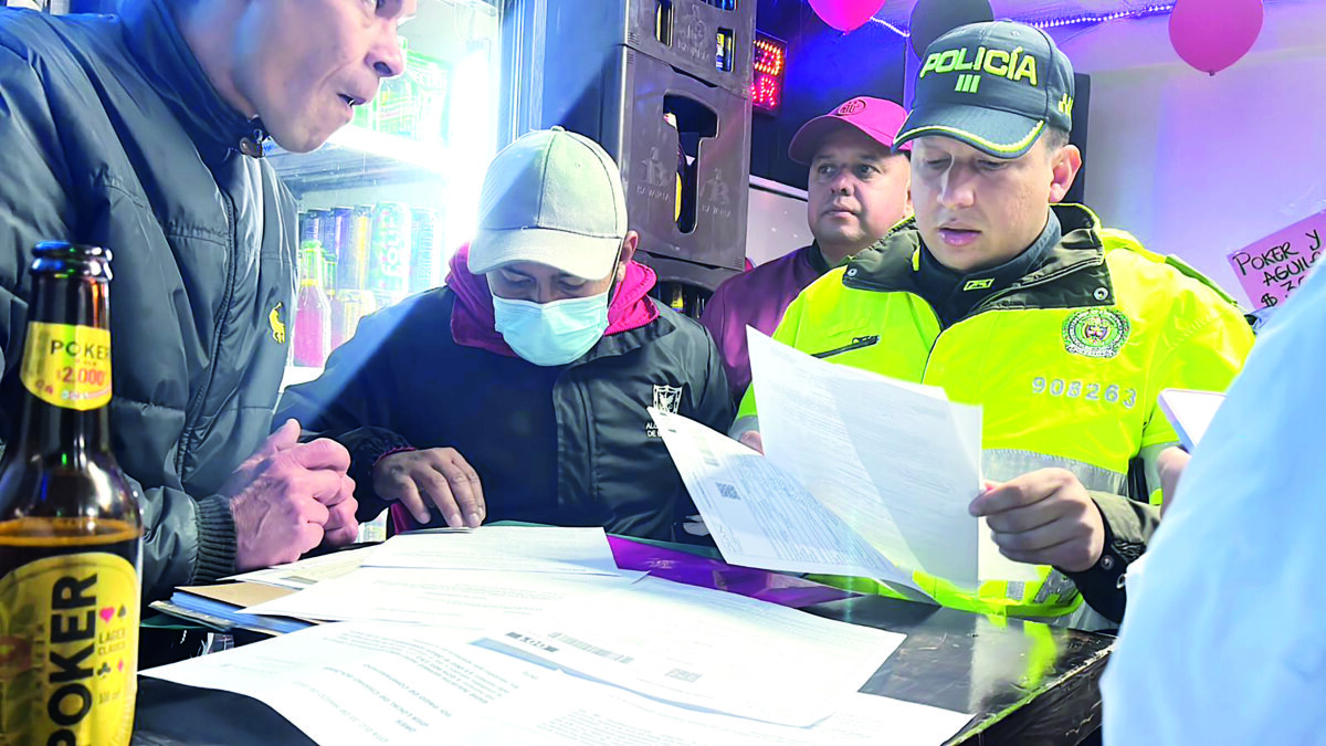 Gran operativo en Ciudad Bolívar dejó varias capturas y la incautación de licor adulterado 1 Gran operativo en Ciudad Bolívar dejó varias capturas y la incautación de licor adulterado En las últimas horas se llevó a cabo un importante operativo del Comando Nocturno en la localidad de Ciudad Bolívar que dejó la captura de varios ciudadanos por diferentes delitos, además se realizaron incautación de botellas de licor adulterado y armas cortopunzantes.