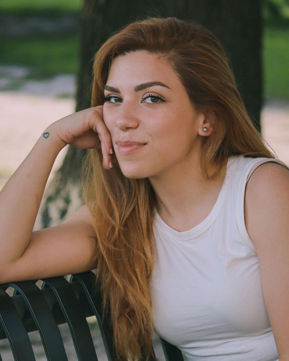 ¿Shakira tiene una gemela? Esta es la venezolana que se hizo viral por su parecido con la cantante 2 ¿Shakira tiene una gemela? Esta es la venezolana que se hizo viral por su parecido con la cantante Shakira Isabel Mebarak Ripoll, más conocida como Shakira, es una reconocida cantante, compositora, productora discográfica, bailarina y filántropa colombiana.