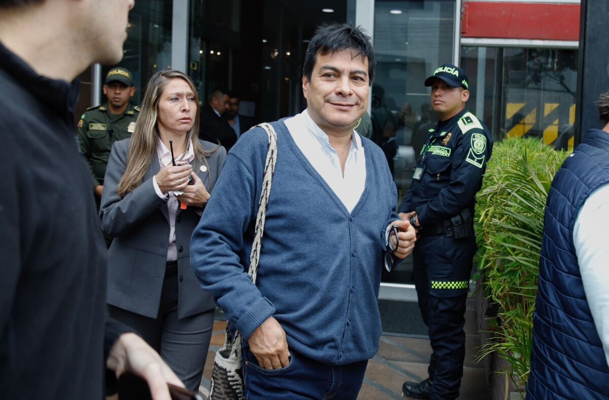 A esta hora: El Gobierno y el Eln concretan cese al fuego bilateral 1 A esta hora: El Gobierno y el Eln concretan cese al fuego bilateral En estos momentos el Gobierno Nacional y el Eln se encuentran en la instalación del Comité Nacional de Participación, como parte del noveno acuerdo de la Mesa de Diálogos de Paz.