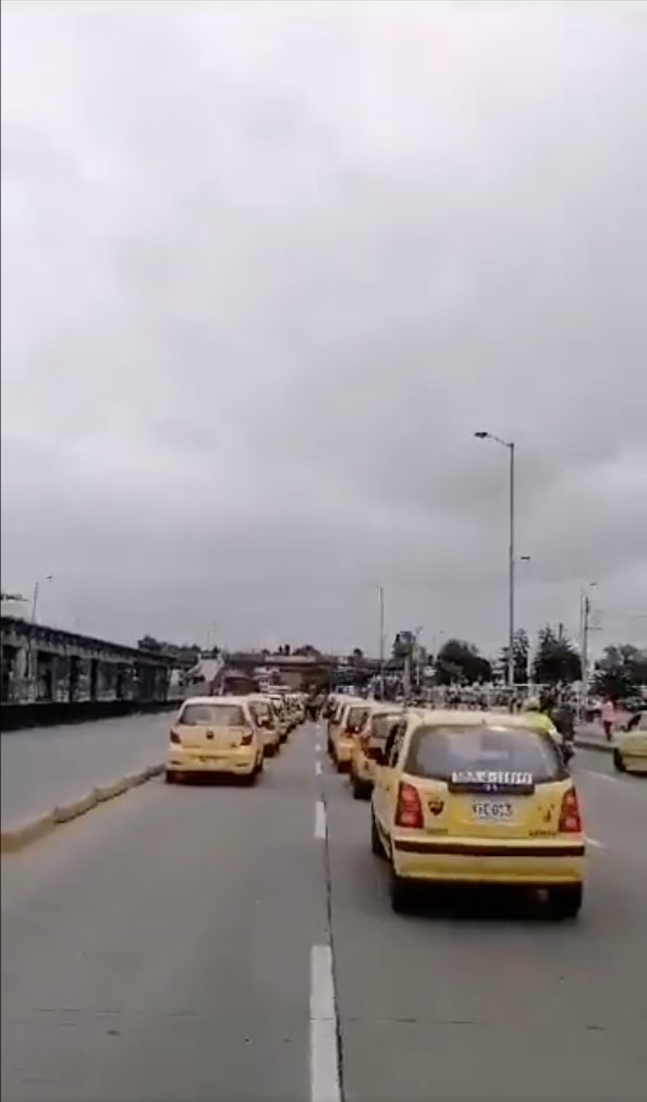 A esta hora los taxistas se movilizan por la Calle 26 1 A esta hora los taxistas se movilizan por la Calle 26 Un grupo de taxistas se moviliza a esta hora sobre la Calle 26 y la Autonorte.