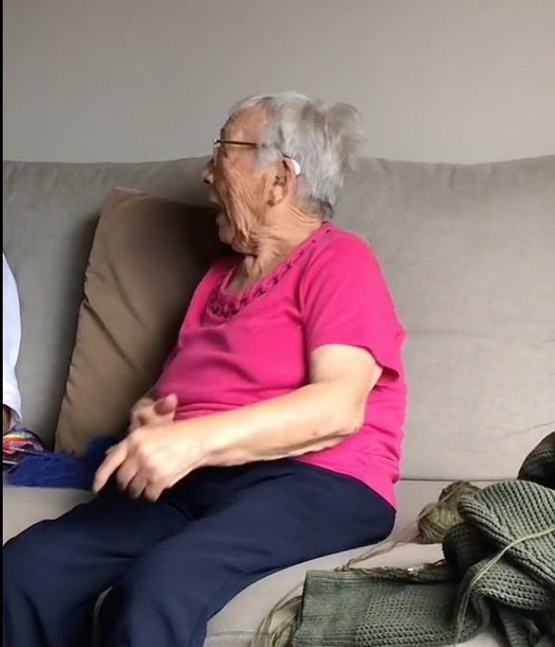 Abuelita coquetea descaradamente con el novio de su nieta La abuelita cobró popularidad tras ser expuesta por su nieta en TikTok. Le contamos cómo se dio la situación que se viralizó en la popular red social.